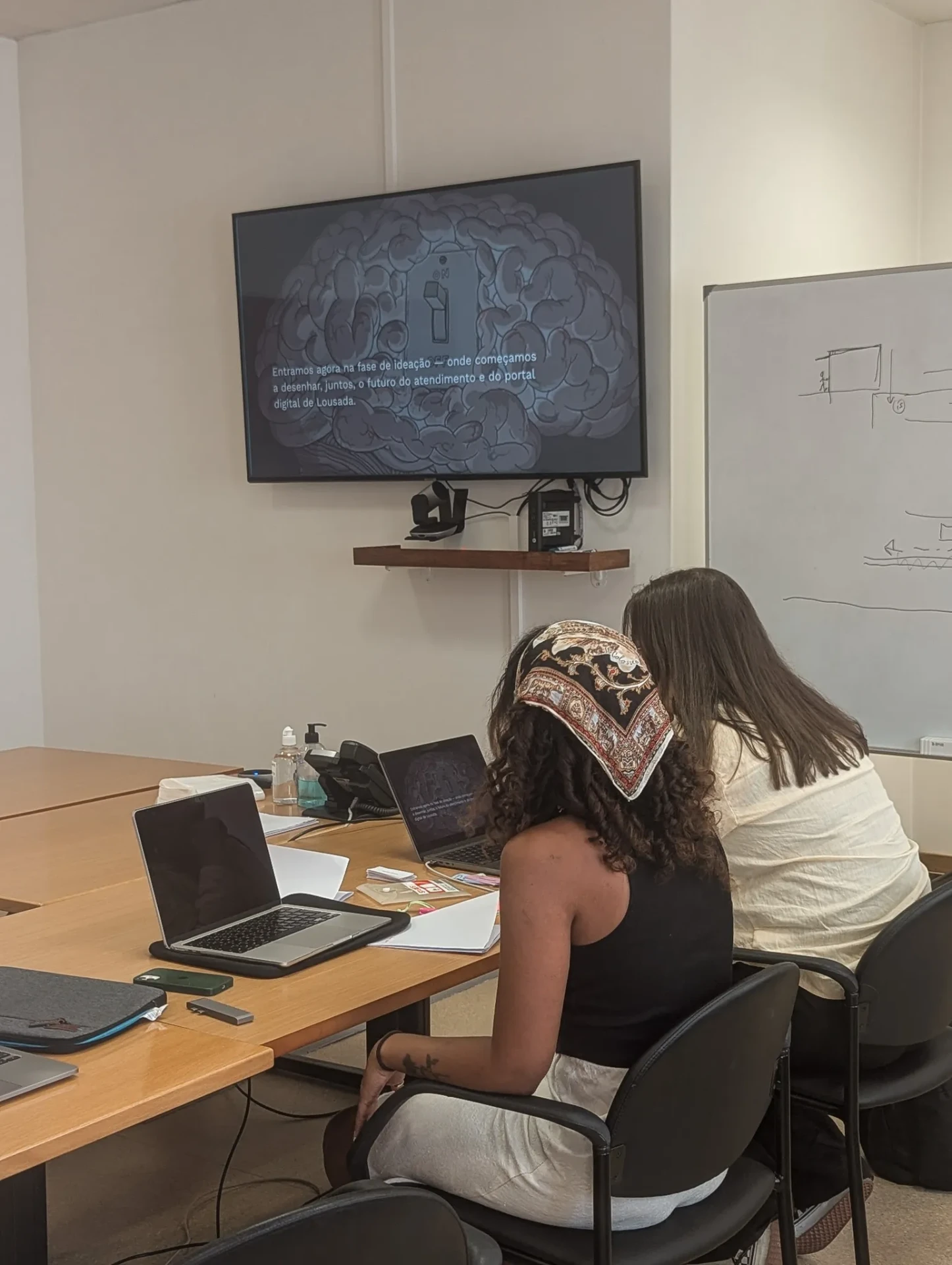 Mariane and a colleague preparing to give a presentation.